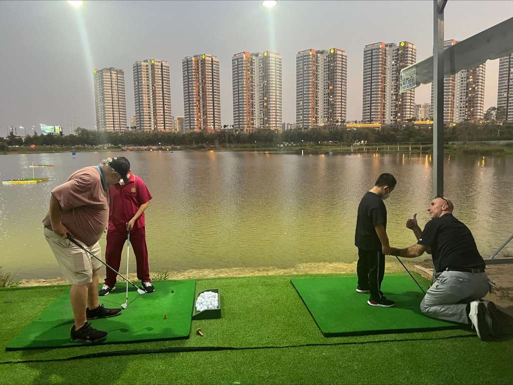 Đội ngũ HLV nước ngoài tại học viện golf IGA đang dạy cho các bé