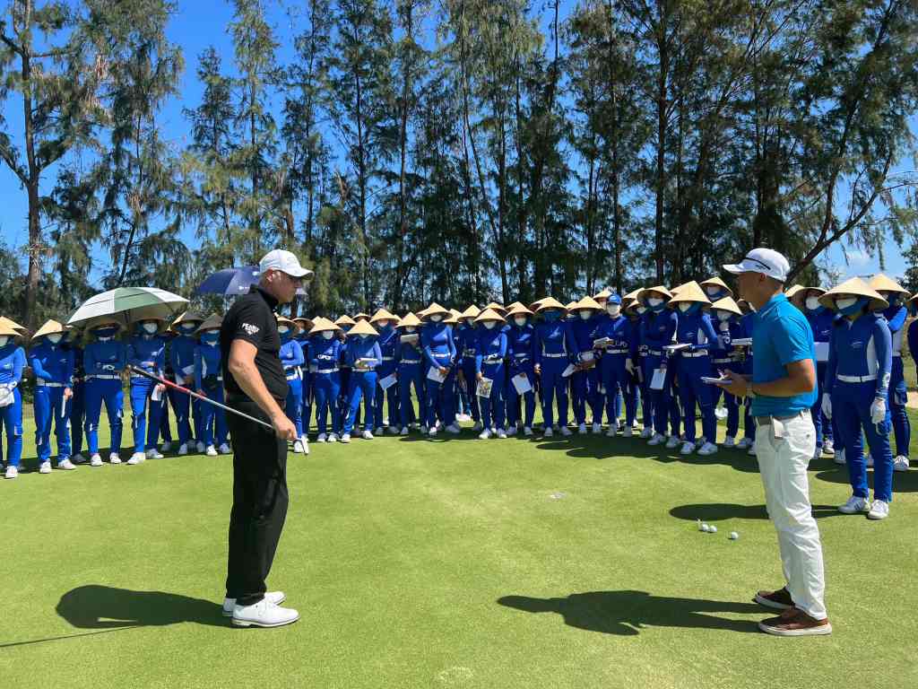 Nhân viên sân golf Đà Nẵng BRG được đào tạo bài bản