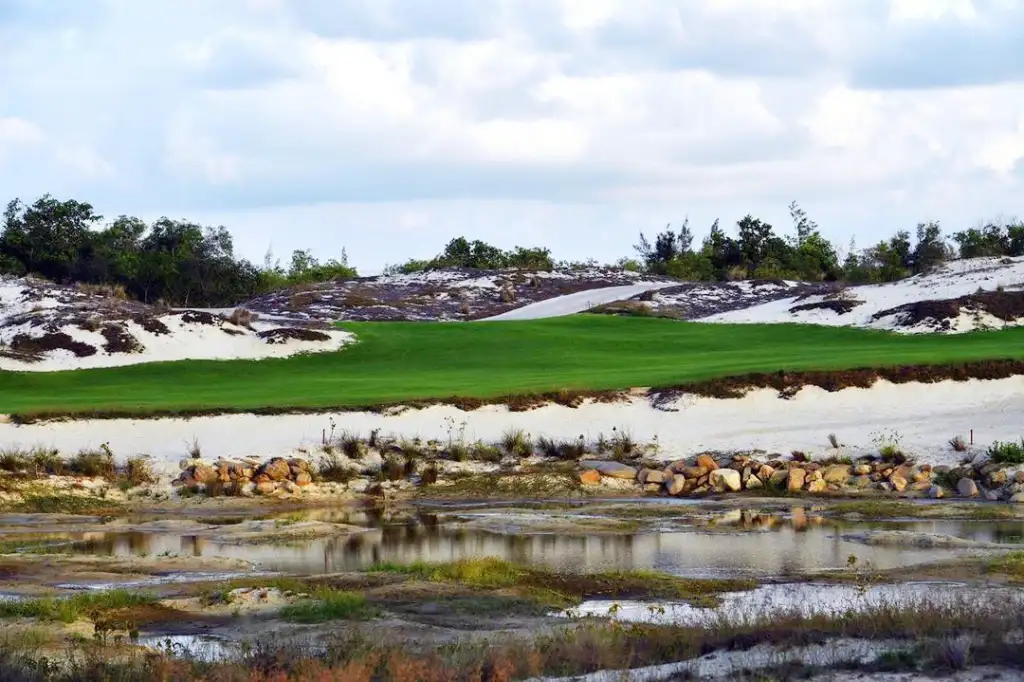 Vùng đất bán sa mạc tại sân golf FLC Quảng Bình