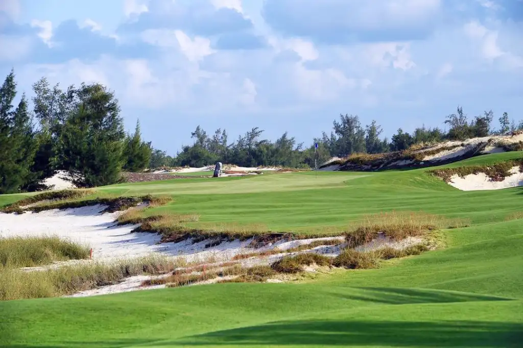 Sân golf FLC mang vẻ đẹp hoang sơ