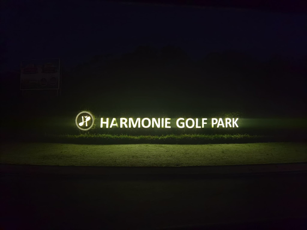 Sân golf Harmonie Golf Park vào ban đêm