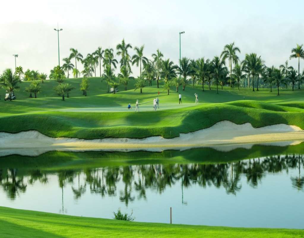 Sân golf Him Lam nổi tiếng với diện tích lớn