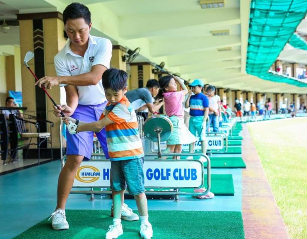 Có nhiều dịch vụ hấp dẫn tại sân tập golf Him Lam