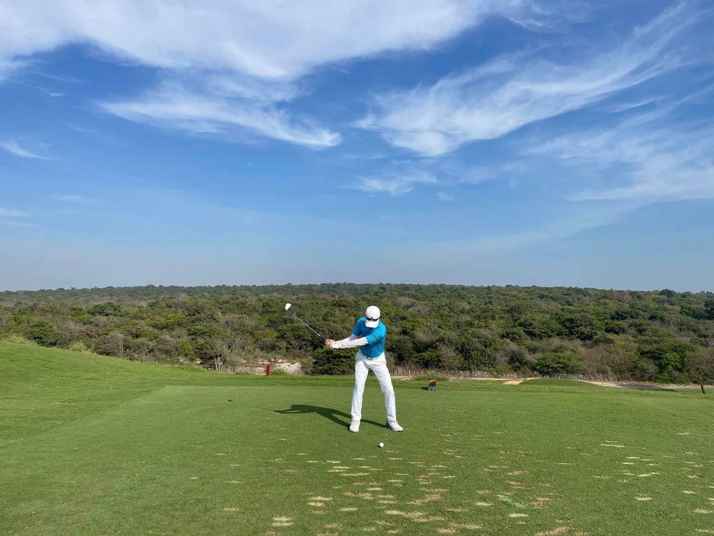 Golfer luyện tập tại sân golf The Bluffs Hồ Tràm Strip