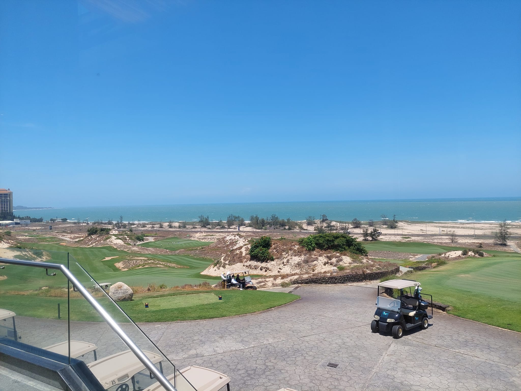 Xe đưa đón quanh khu vực sân Hồ Tràm golf