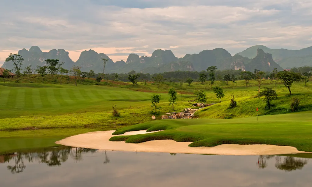 Trải nghiệm sân golf địa hình đa dạng đầy thách thức tại sân Sky