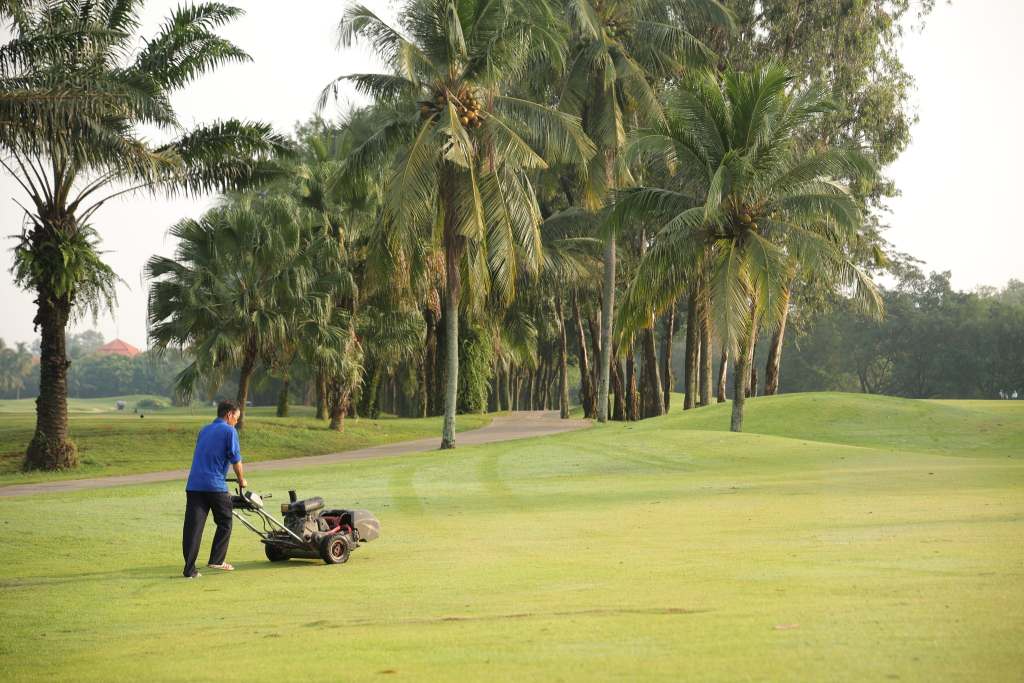 Mặt sân Sông Bé Golf Course luôn được nhân viên dọn dẹp liên tục