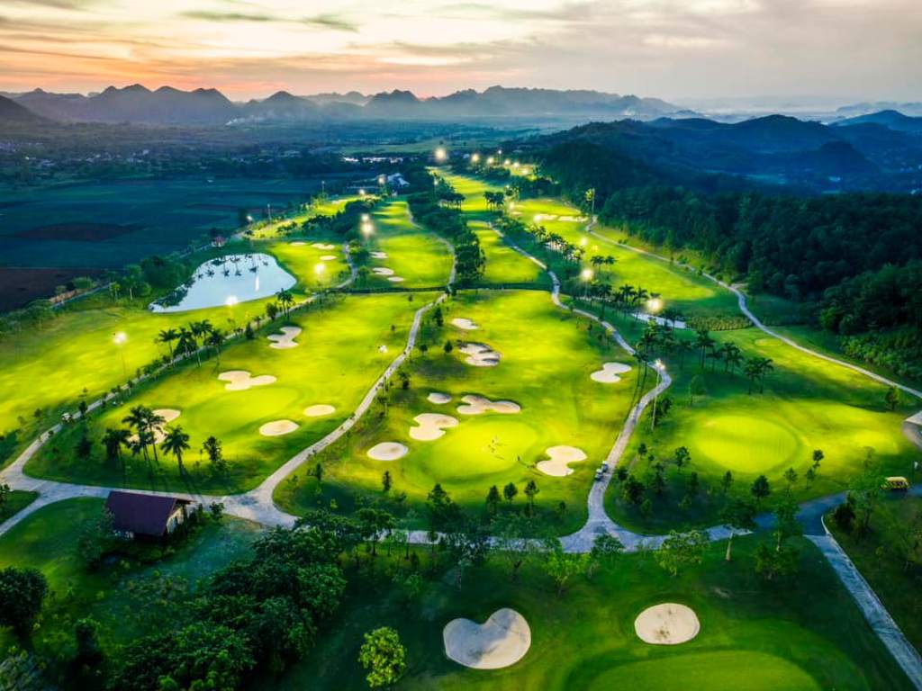 Sân Tràng An về đêm đẹp thơ mộng