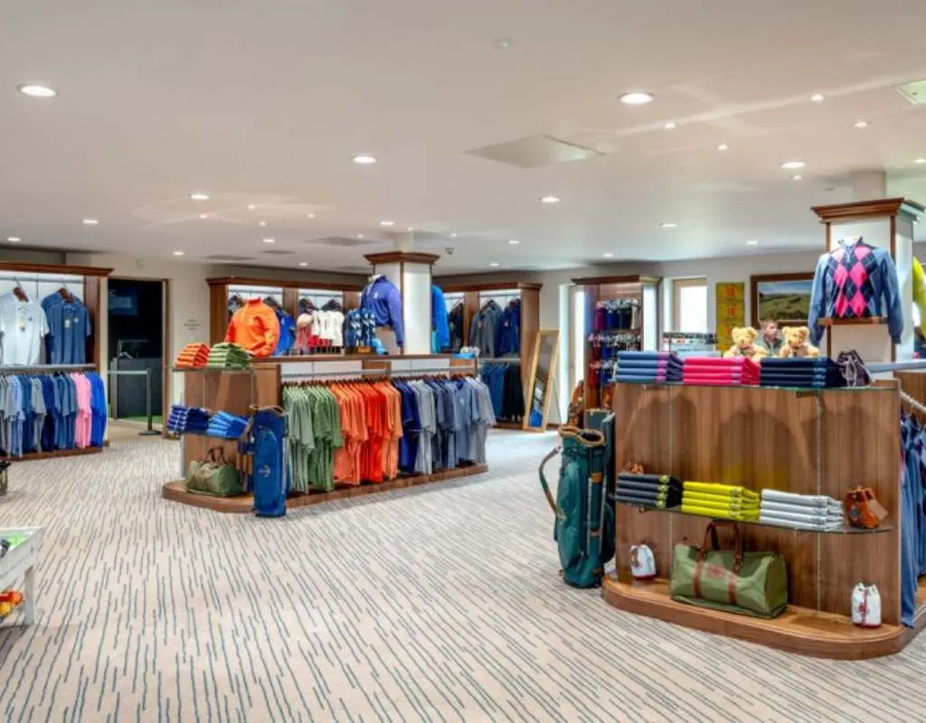 Khu Proshop đa dạng các mặt hàng