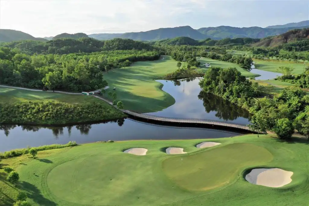 Bana Hills Golf với những sóng nước uốn lượn đẹp mắt.