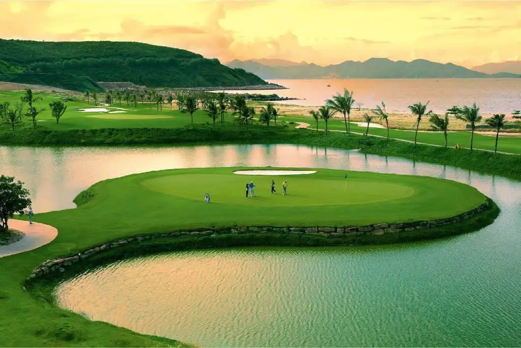 Khu vực đánh golf được bao bọc bởi dòng nước uốn lượn xung quanh tại sân Nam Hội An.