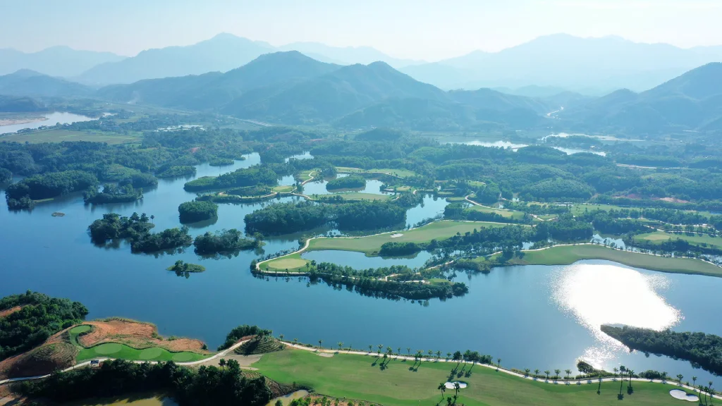 Sân tập golf Yên Bái bám theo các dải đồi tự nhiên