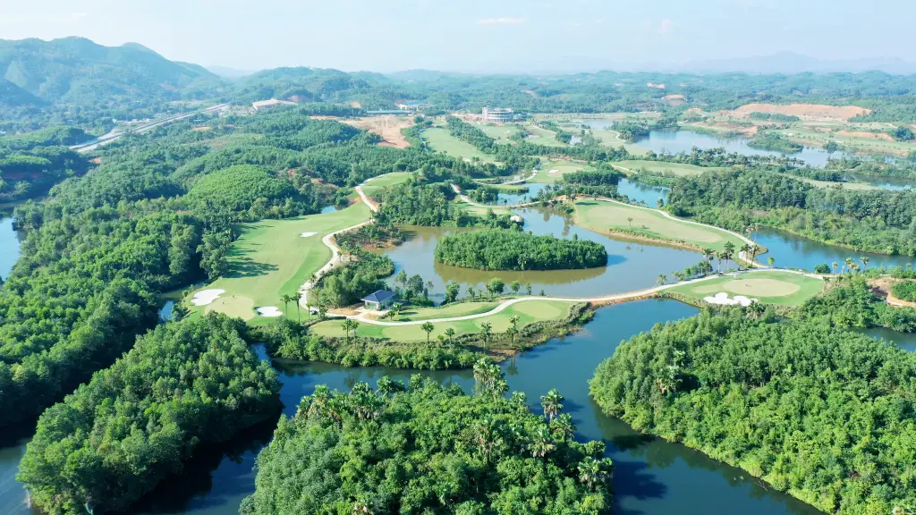 Sân golf Yên Bái xanh mát và nhiều hồ