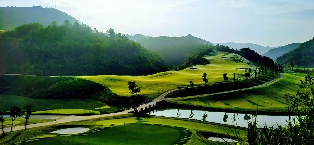 Sân Phoenix Course là biểu tượng của những sân golf tiên phong đầu tiên tại Việt Nam cho đến hiện nay.