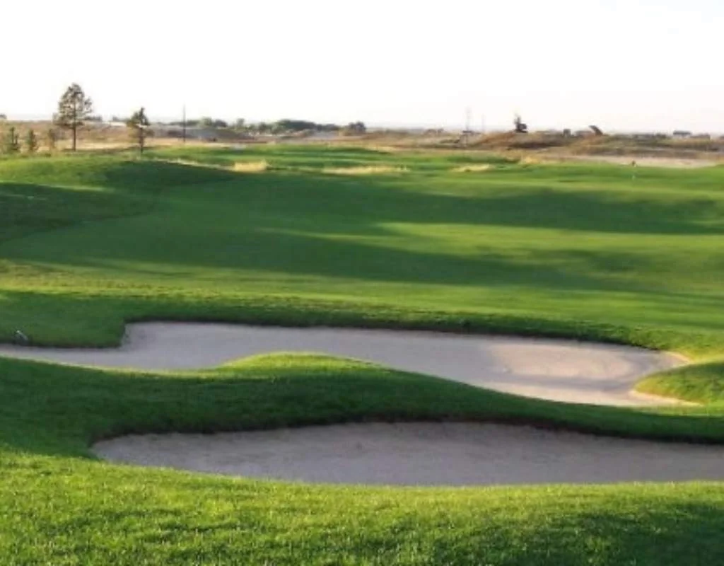 Sân Antler Creek có các đường fairway rộng và uốn lượn đẹp mắt
