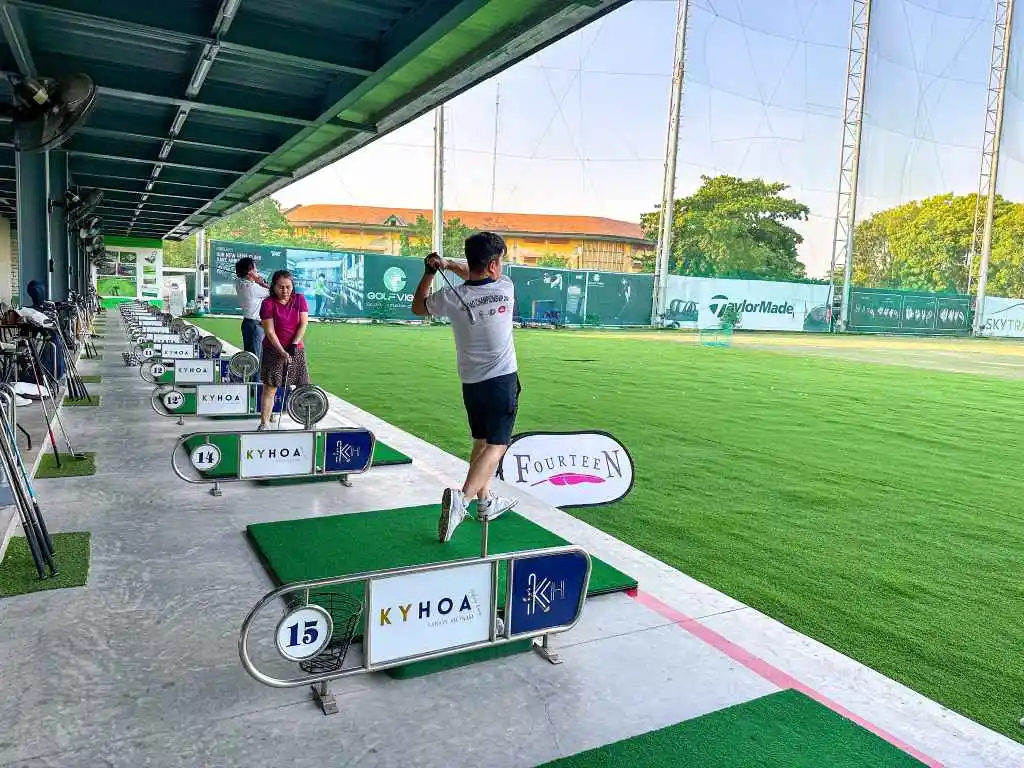 Khu vực sân tập golf Kỳ Hòa với đông đúc golfer