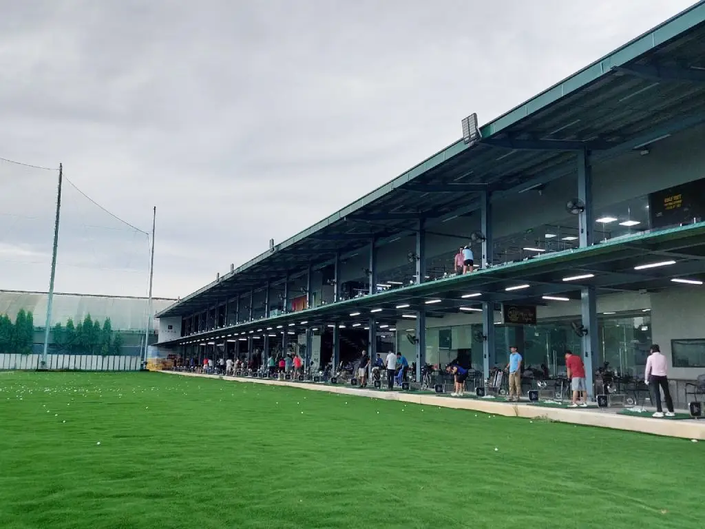 Sân tập golf Kỳ Hòa tiện nghi với 75 thảm tập chia đều tại 2 tầng.