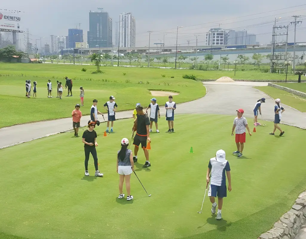 Sân golf Rạch Chiếc quận 2 sở hữu làn bóng có độ dài 220 yard là thử thách của nhiều golfer.