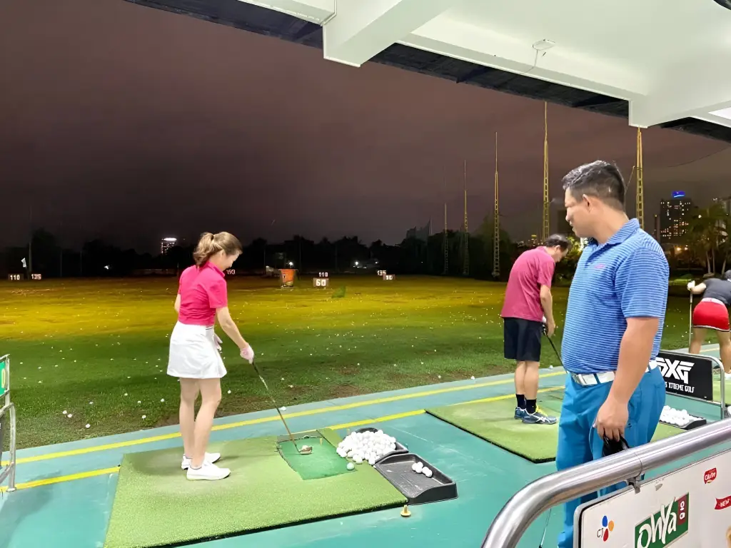 Giá sân tập golf Rạch Chiếc phù hợp cho golfer có thói quen luyện tập thường xuyên.