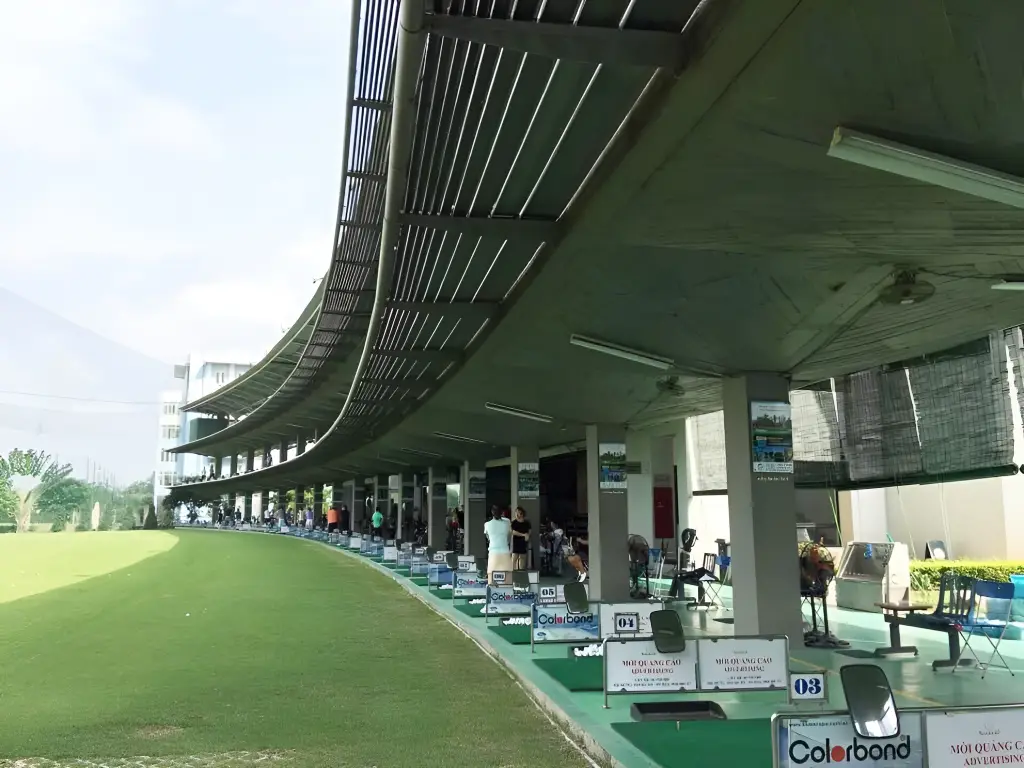 Sân tập golf đại học Vân Canh gần trung tâm giúp golfer có thể linh hoạt thời gian
