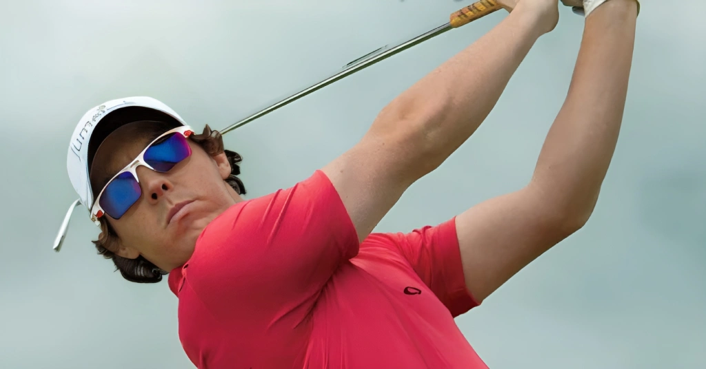 Rory McIlroy đeo chiếc kính râm Oakley Fast Jacket XL