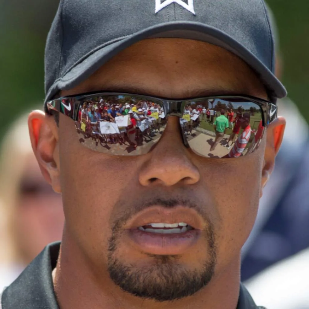 Tiger Woods sử dụng kính râm Nike như một biểu tượng thể thao