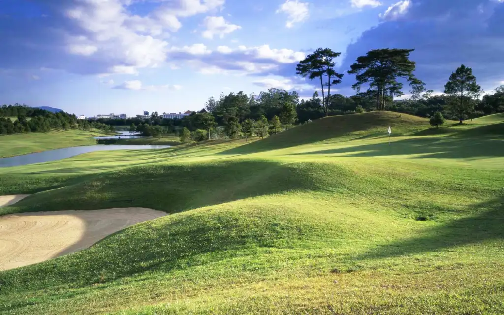 Sân golf Đồi Cù xanh mát