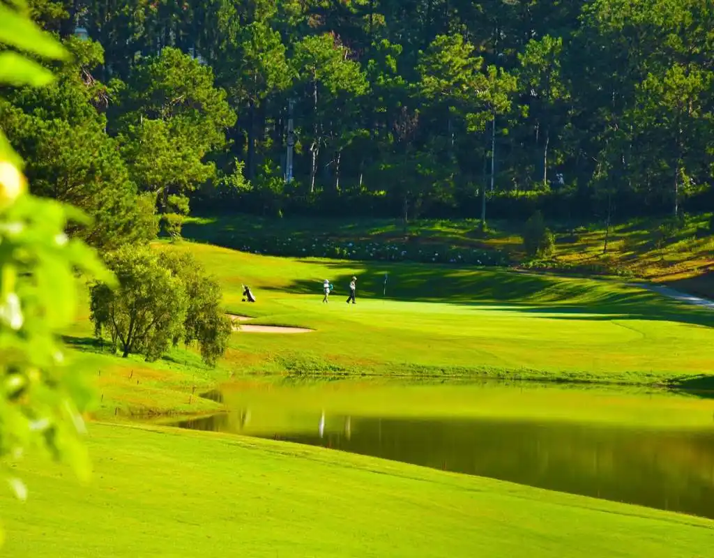 Cảnh quang xanh mướt bao quanh sân golf Đồi Cù