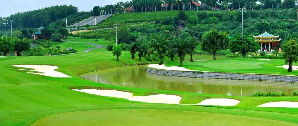 Sân golf 18 hố Ecopark là địa điểm thu hút khách tham quan và golfer
