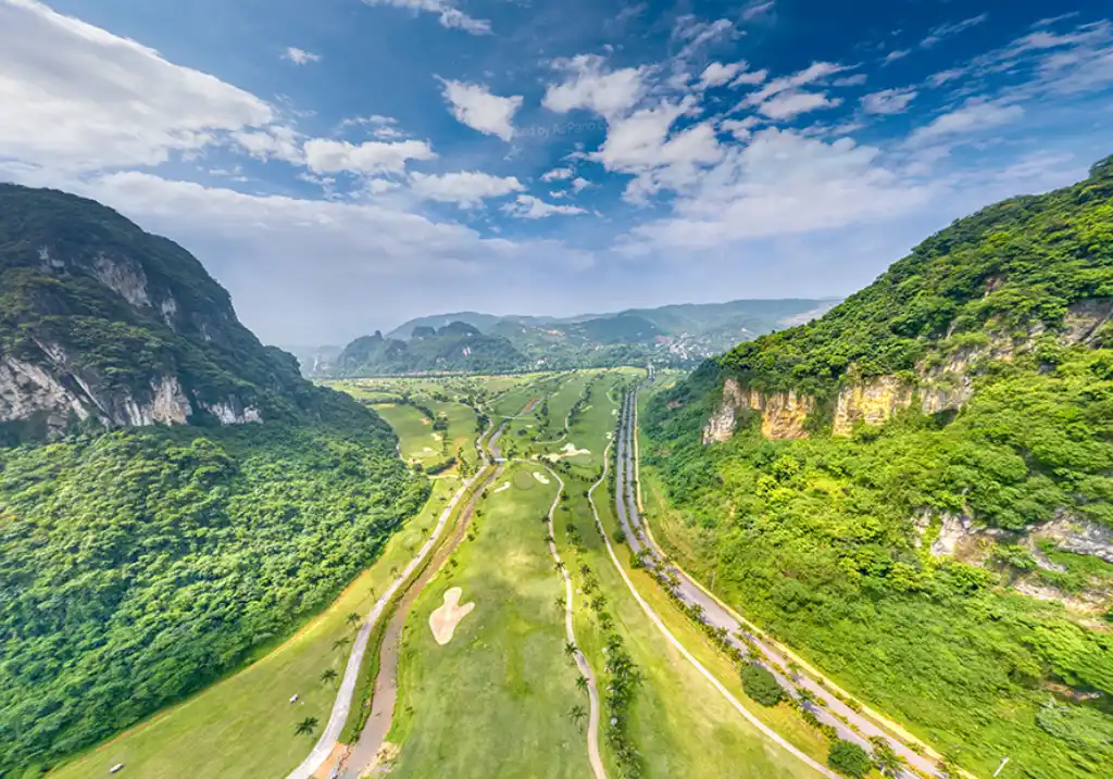 Khung cảnh thơ mộng của núi non tại sân Golf Phượng Hoàng