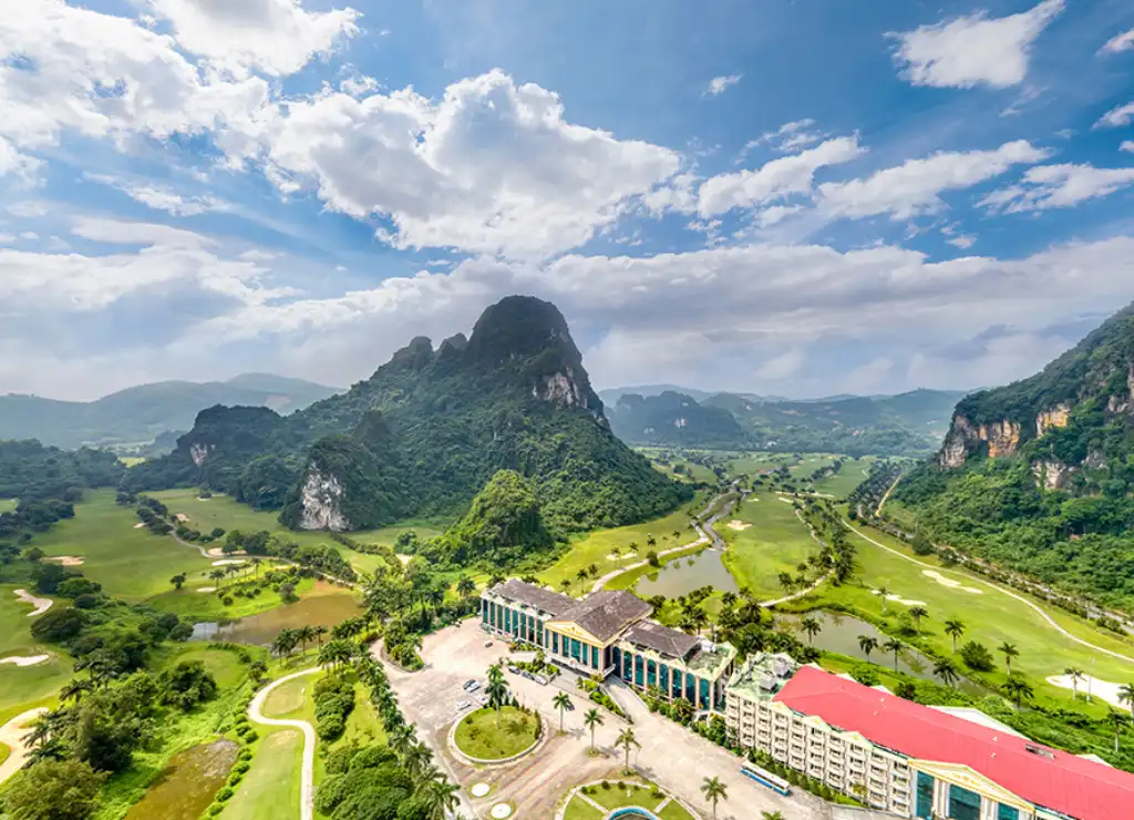 Toàn cảnh sân Golf Phoenix tại Hòa Bình