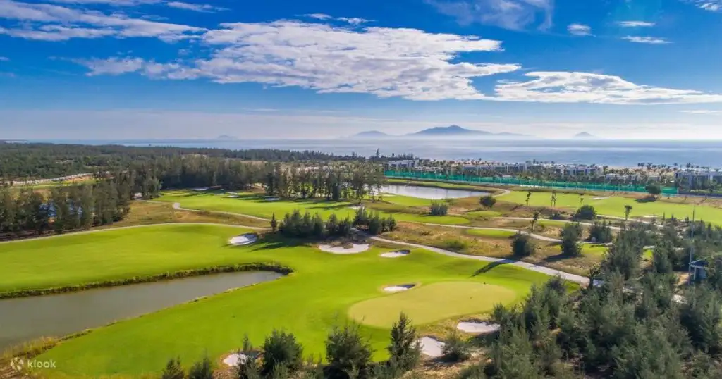 Sân golf với sự kết hợp giữa biển xanh và các lỗ golf đầy thử thách