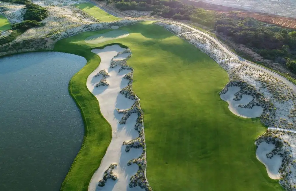 Qúa trình quy hoạch sân golf Tam Nông giữ lại hầu như toàn bộ cây cỏ tự nhiên