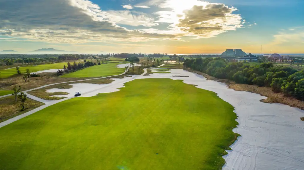 Sân golf Vinpearl Nam hội An với vẻ đẹp thiên nhiên nên thơ của biển xanh và hùng vĩ của núi cao.