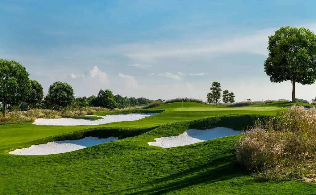 Sân Golf Vinpearl Nam Hội An nổi bật với sự xen lẫn của các cồn cát