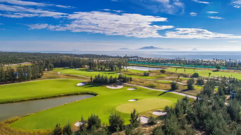 Toàn cảnh sân golf Vinpearl Nam Hội An