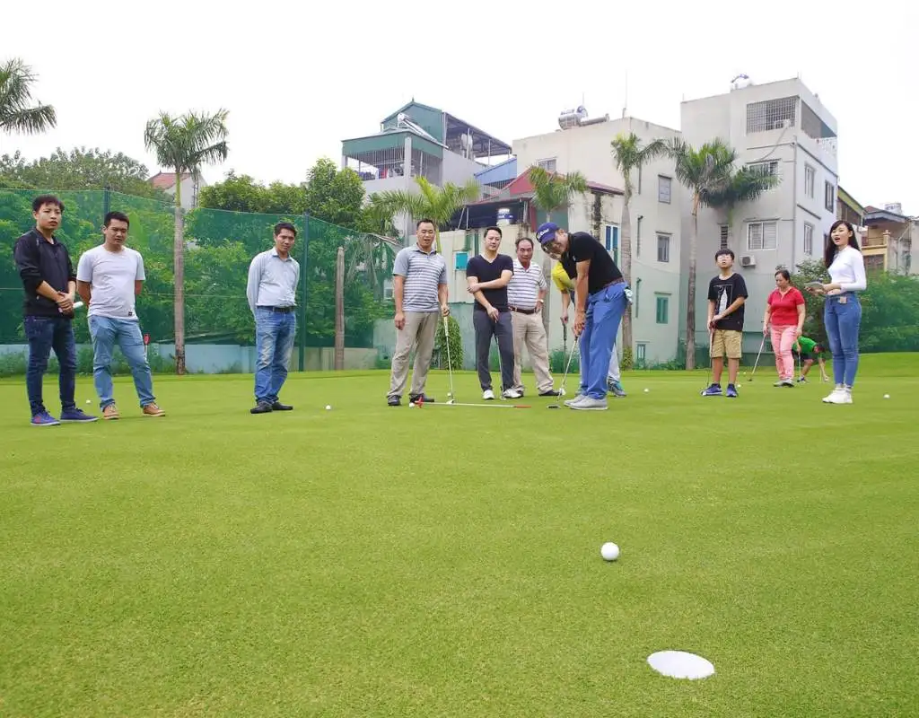 Đội ngũ huấn luyện viên golf tại Eco Golf Club - sân tập golf tận tình với người chơi