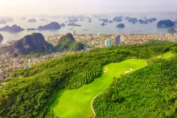 FLC Hạ Long Golf Course toạ sơn hướng hải ôm trọn Vịnh Hạ Long