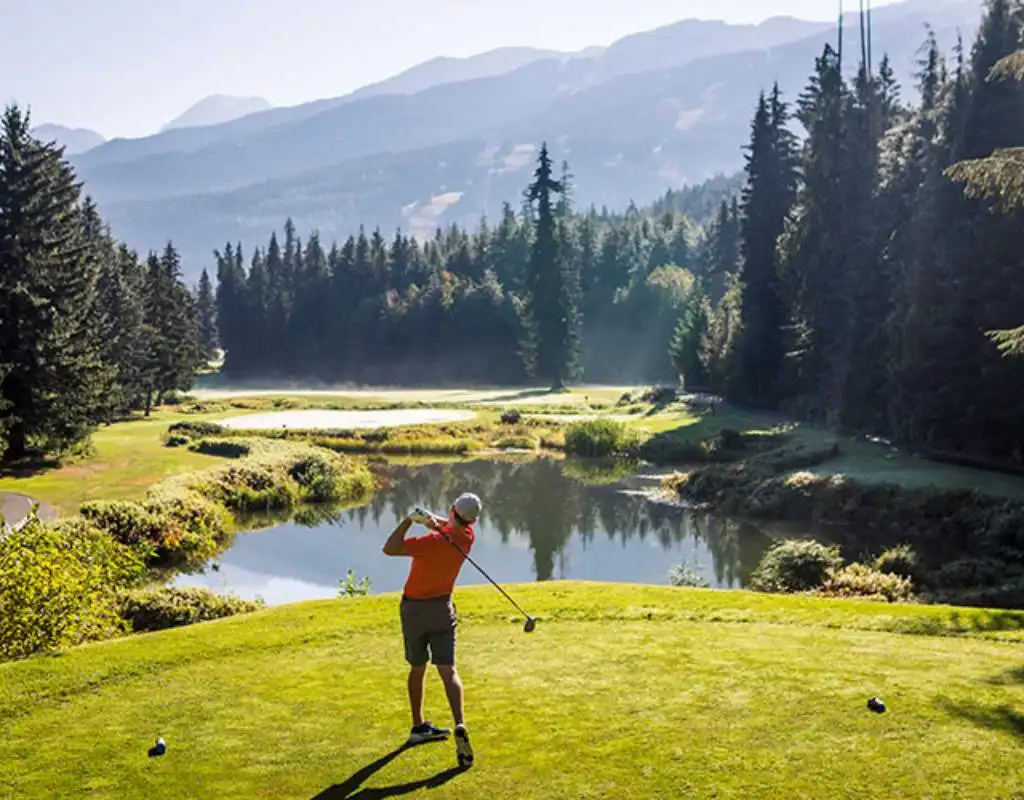 Hố đặc trưng tại Chateau Whistler là hố par-3 thứ 15, với một tee box nâng cao và một green bao quanh bởi nước và bunkers tạo nên một hố thách thức và đẹp mắt