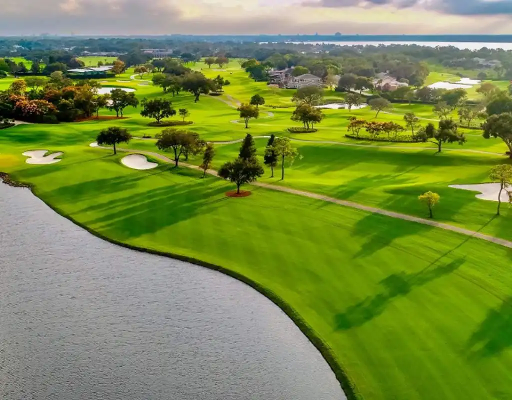 Ba sân con tại Bay Hill - có tên là Charger, Challenger và Champion mang lại trải nghiệm golf đẹp mắt.