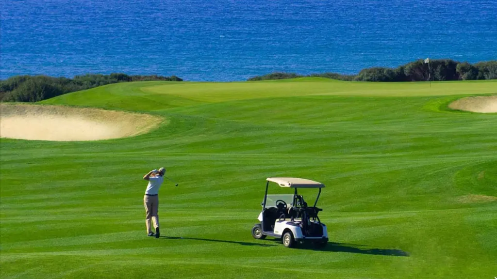 Sân golf Móng Cái được xây dựng dọc theo đường bãi biển Trà Cổ.