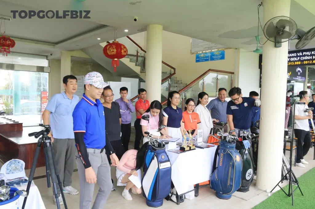 Nhân viên sân Thanh Hà luôn hỗ trợ nhiệt tình đảm bảo tổ chức sự kiện suôn sẻ