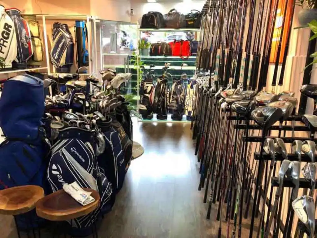Khu vực Proshop với nhiều lựa chọn về các sản phẩm golf