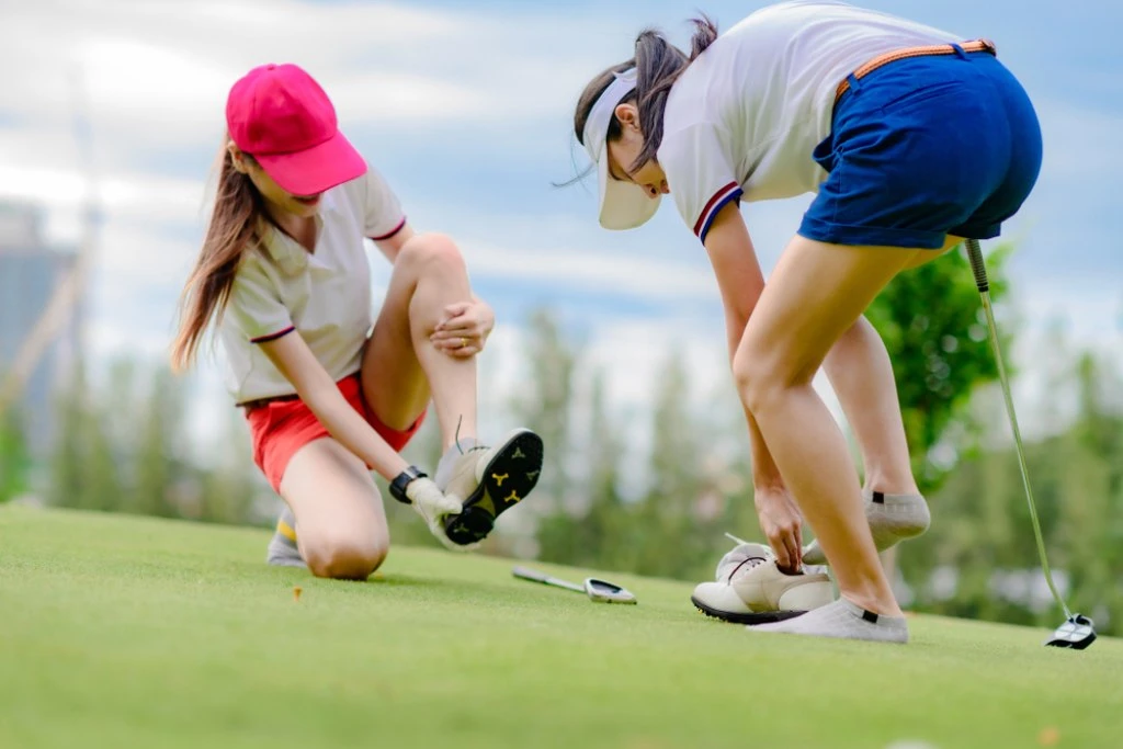 Giày golf chất lượng dành cho trẻ em phải đa dạng mẫu mã và thiết kế riêng cho cấu trúc xương bàn chân của bé