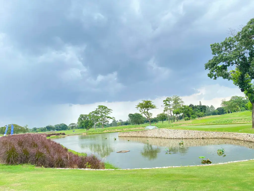Sân golf Suvana Jakarta đẹp trong xanh với hồ lớn đặc trưng