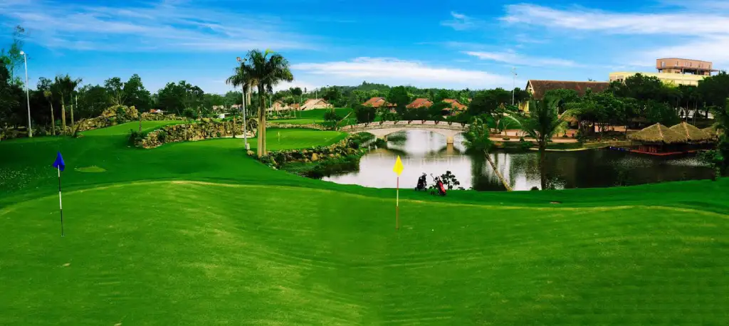 Sân golf có thiết kế đa dạng với cảnh quan đẹp và các chướng ngại vật tự nhiên như hồ, sông, rừng và đồi