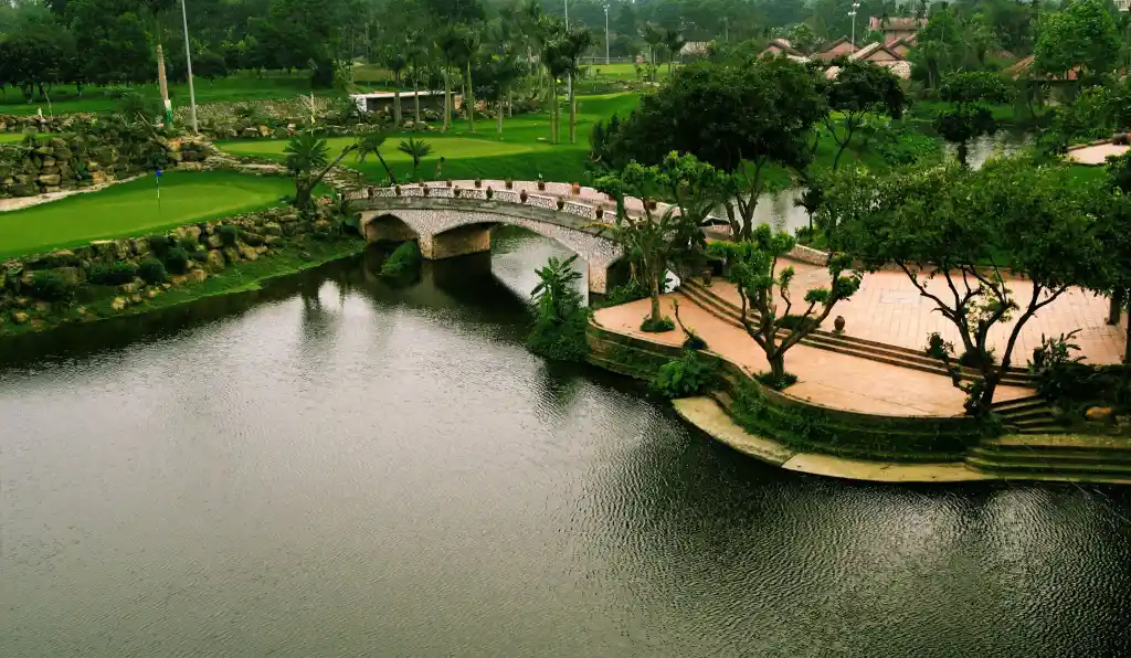 Khung cảnh sông, cầu bắc ngang thơ mộng tại sân golf