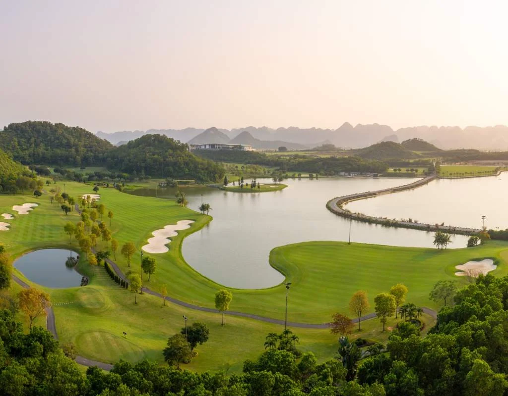 Vẻ đẹp của sân golf Hoàng Gia - Royal Golf Course rộng nhất nước