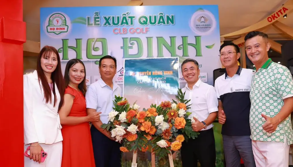 HLV Đinh Công Lợi - Chủ tịch CLB, chụp hình cùng golfer vô địch giải golf các dòng họ