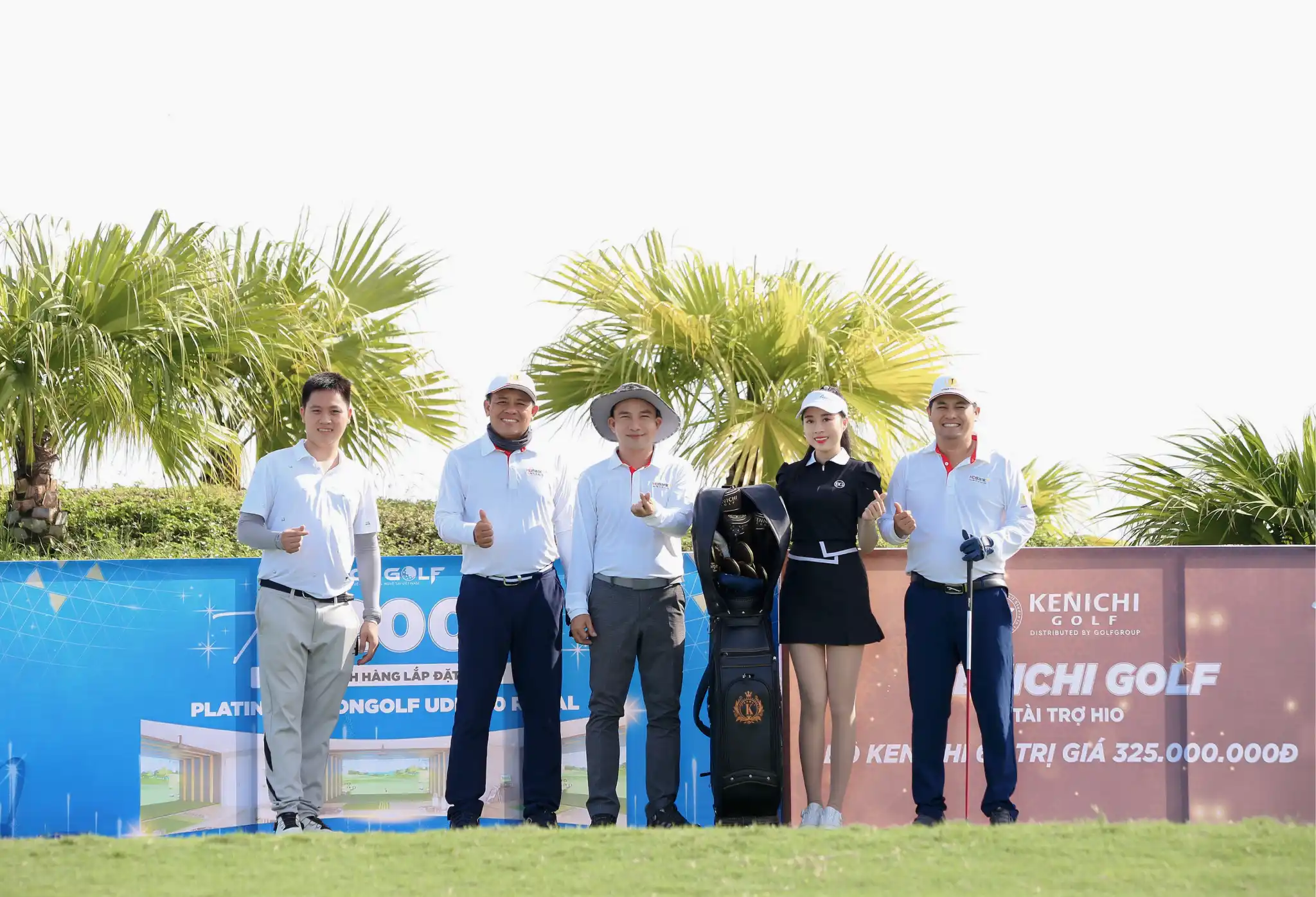 TOPGOLFBIZ chụp ảnh kỷ niệm cùng đại diện Techgolf